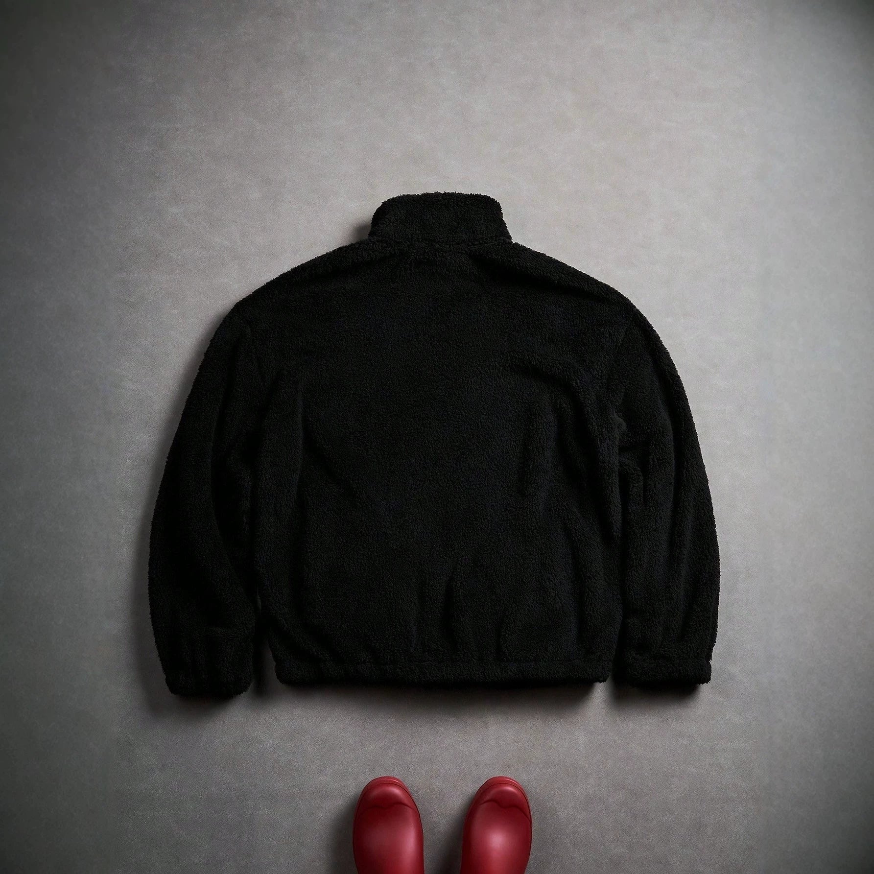 Veste de fourrure noire avec une fermeture éclair et broderie sur la poitrine gauche