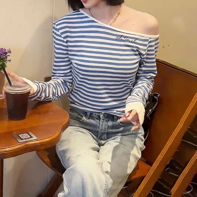 Robe de gaine à rayures bleues avec collier de bateau et manches longues