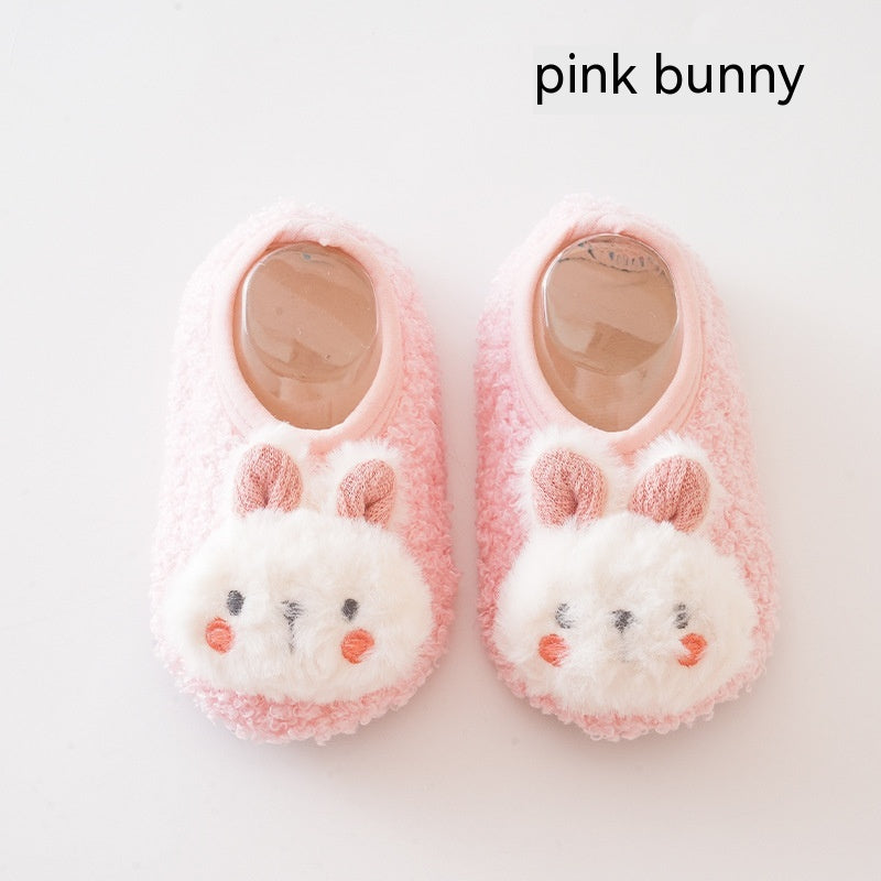 Le lapin mignon automne et les chaussettes de chambre d'hiver