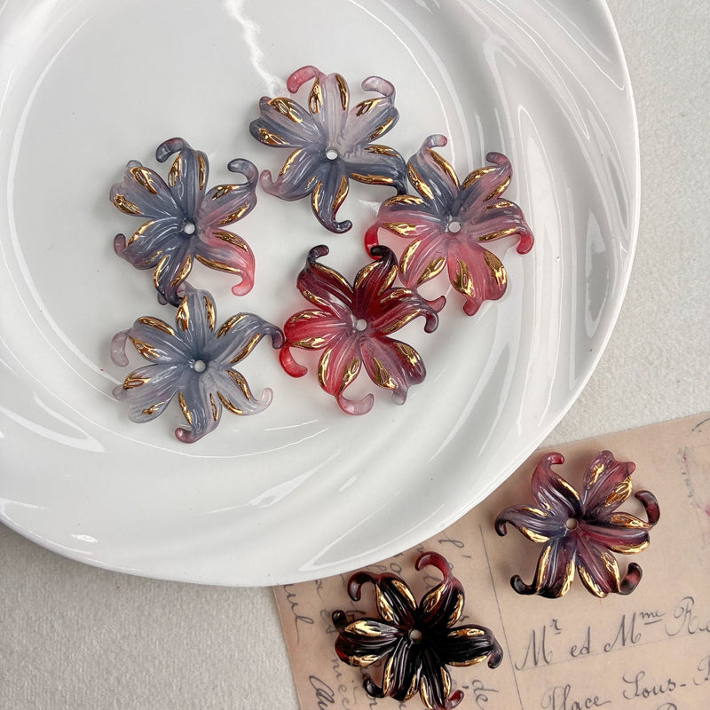 Charms de fleurs d'iris acrylique dorés à deux tons