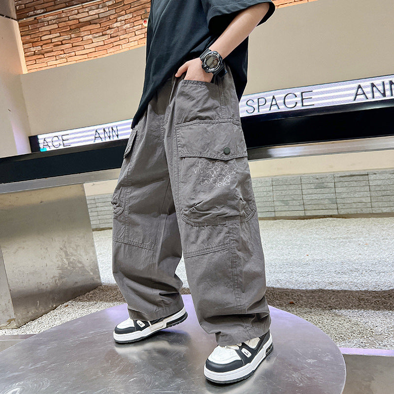 Des vêtements de printemps pour enfants, des pantalons à main pu
