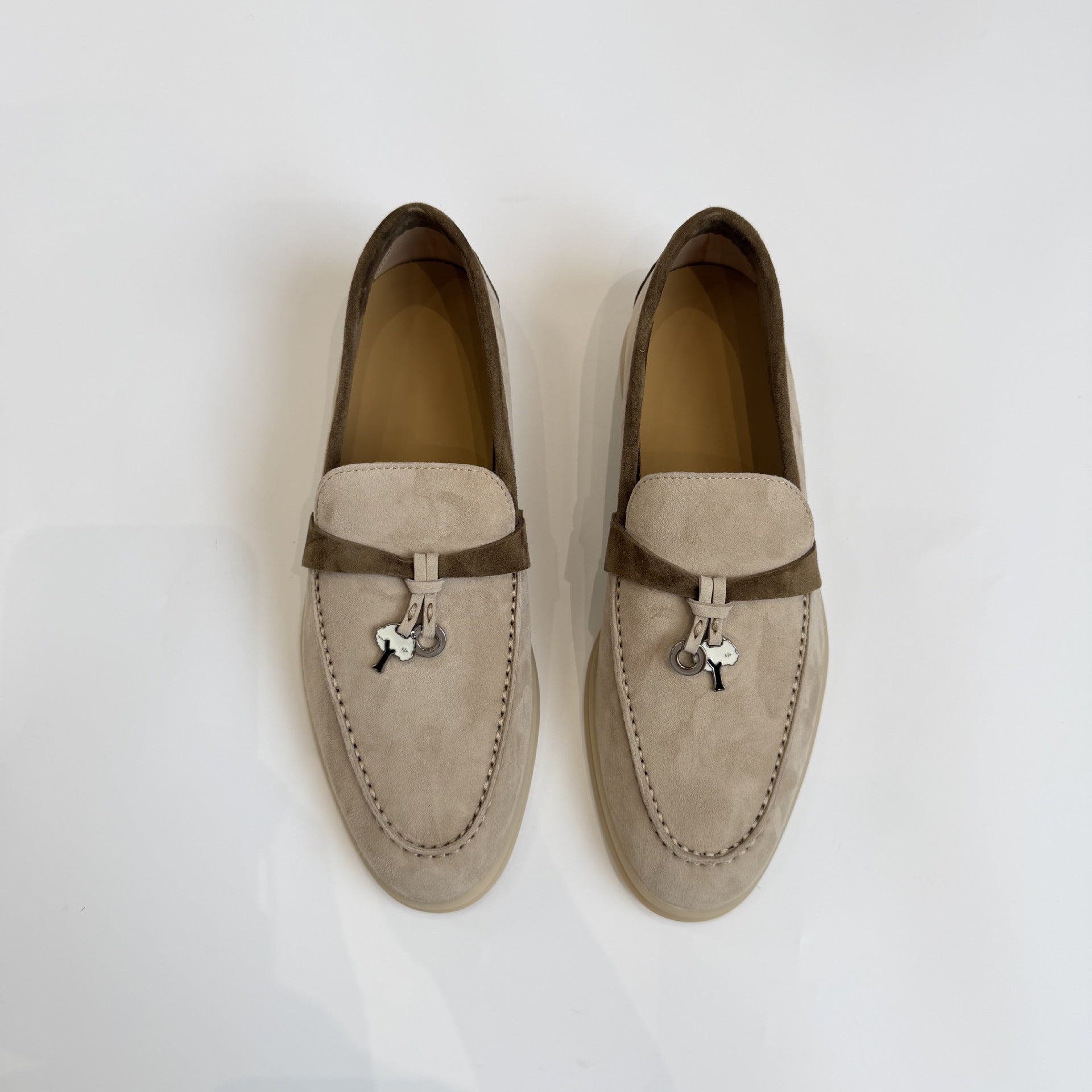 Chaussures en cuir doux à semelle en métal pour hommes