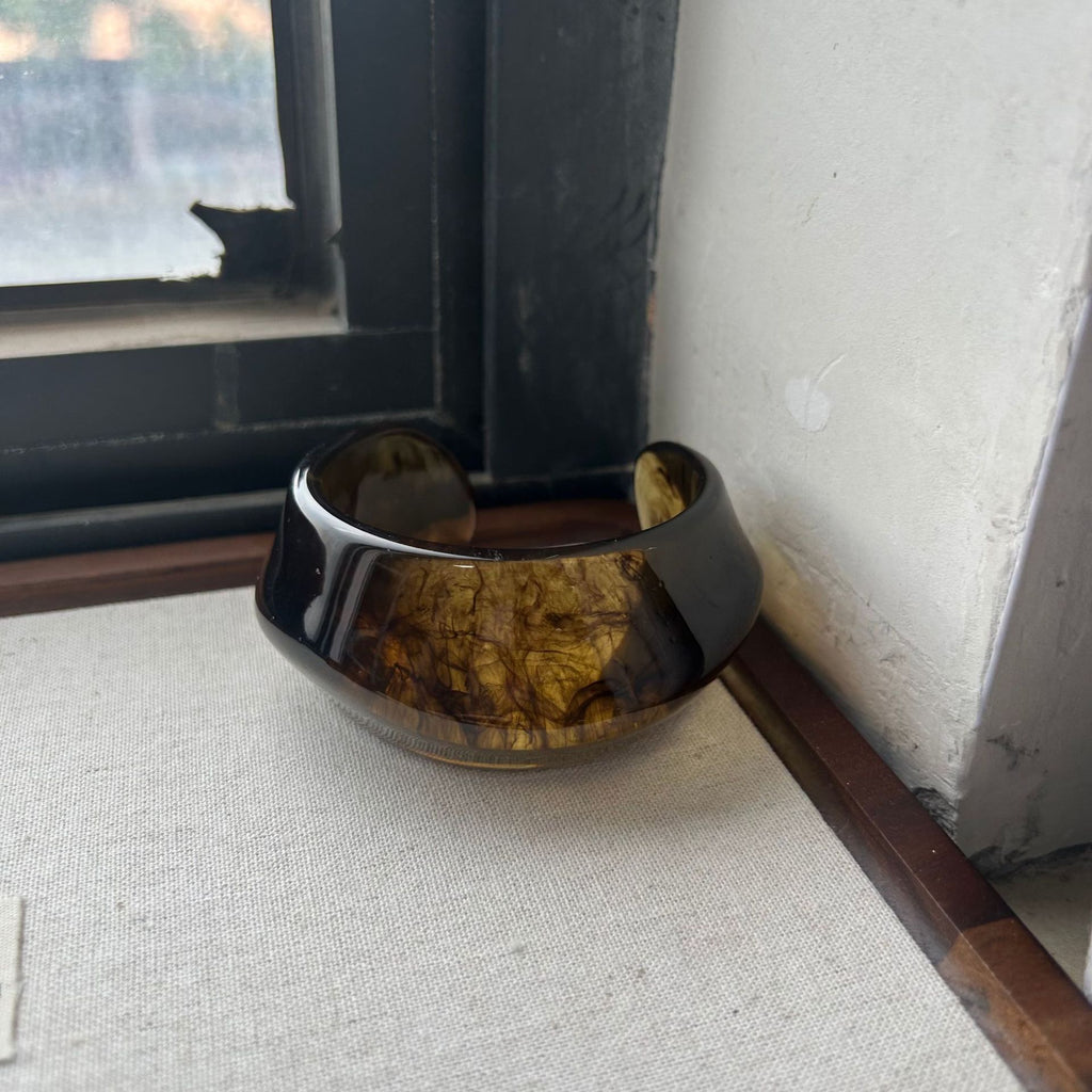 Bracelet en résine texturé à la mode