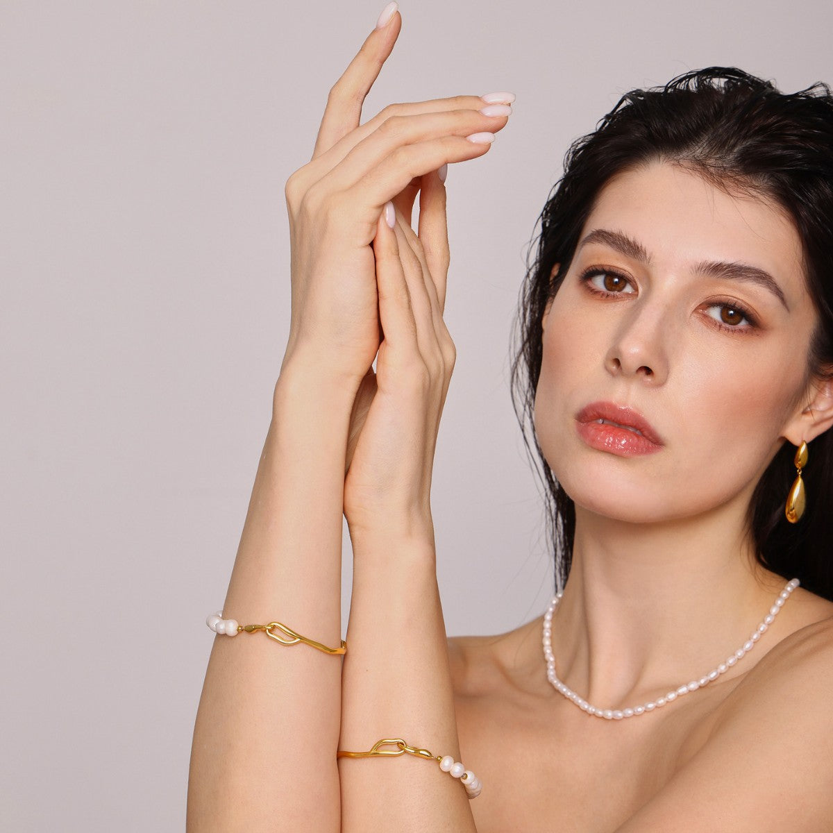 Bracelet baroque en perles d'eau douce en acier inoxydable avec revêtement en or 18k