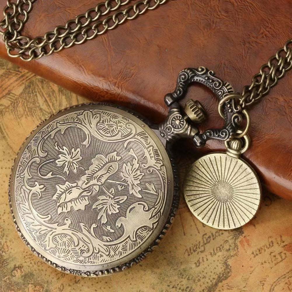 Montre de poche de style britannique en dentelle embossée
