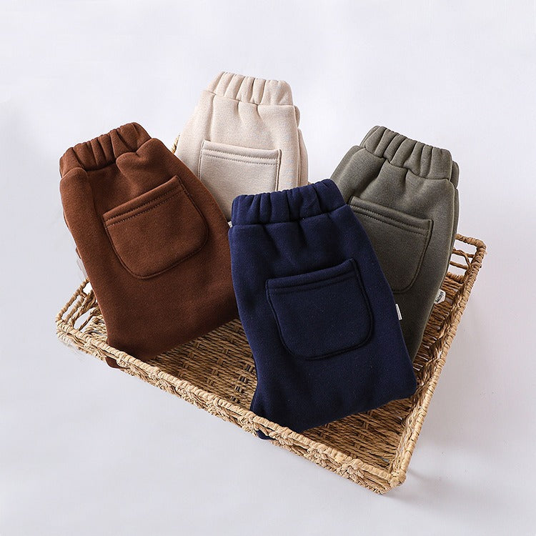 Garçon couleur solide avec des pantalons épais en fourrure