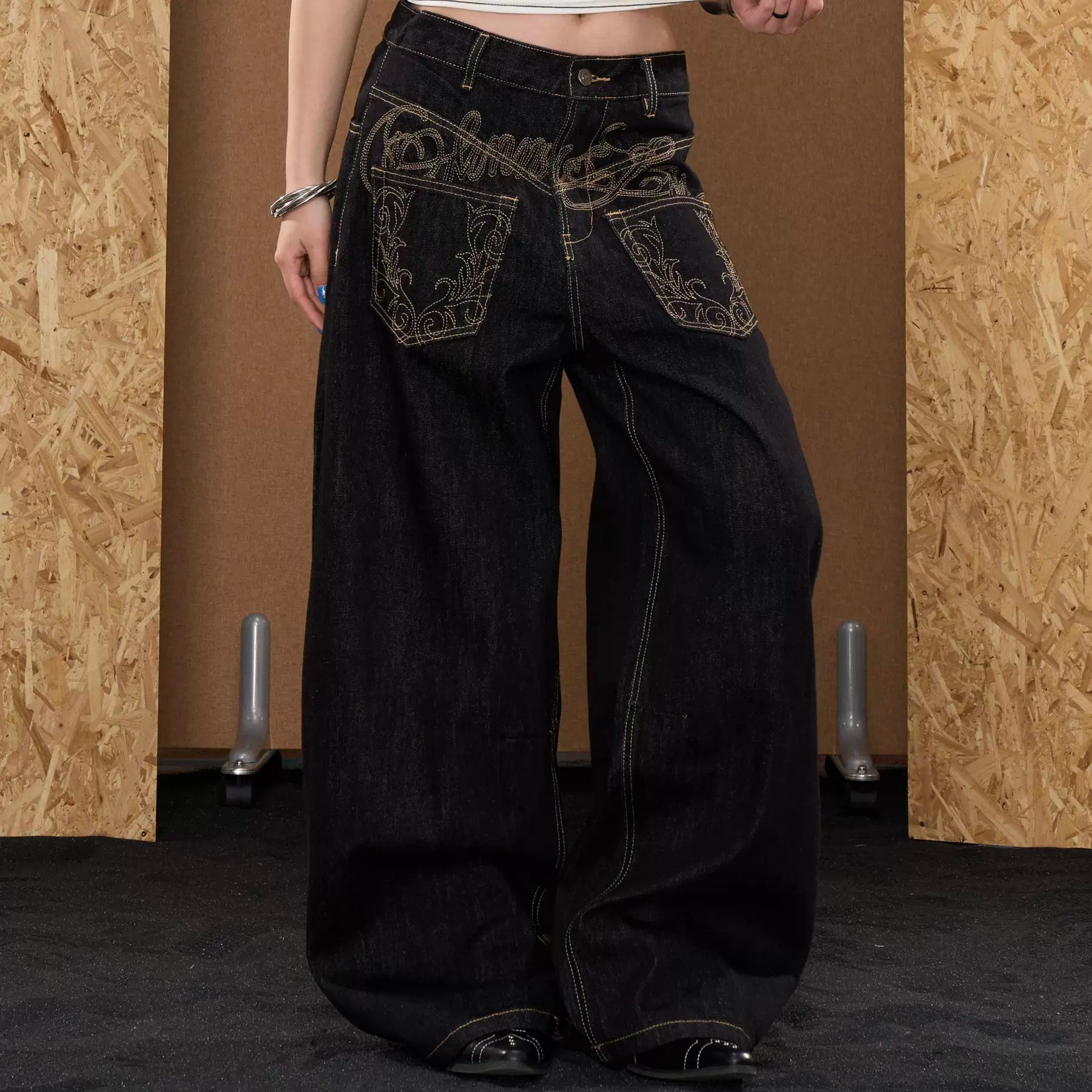Brodé Jeans à épées tordues