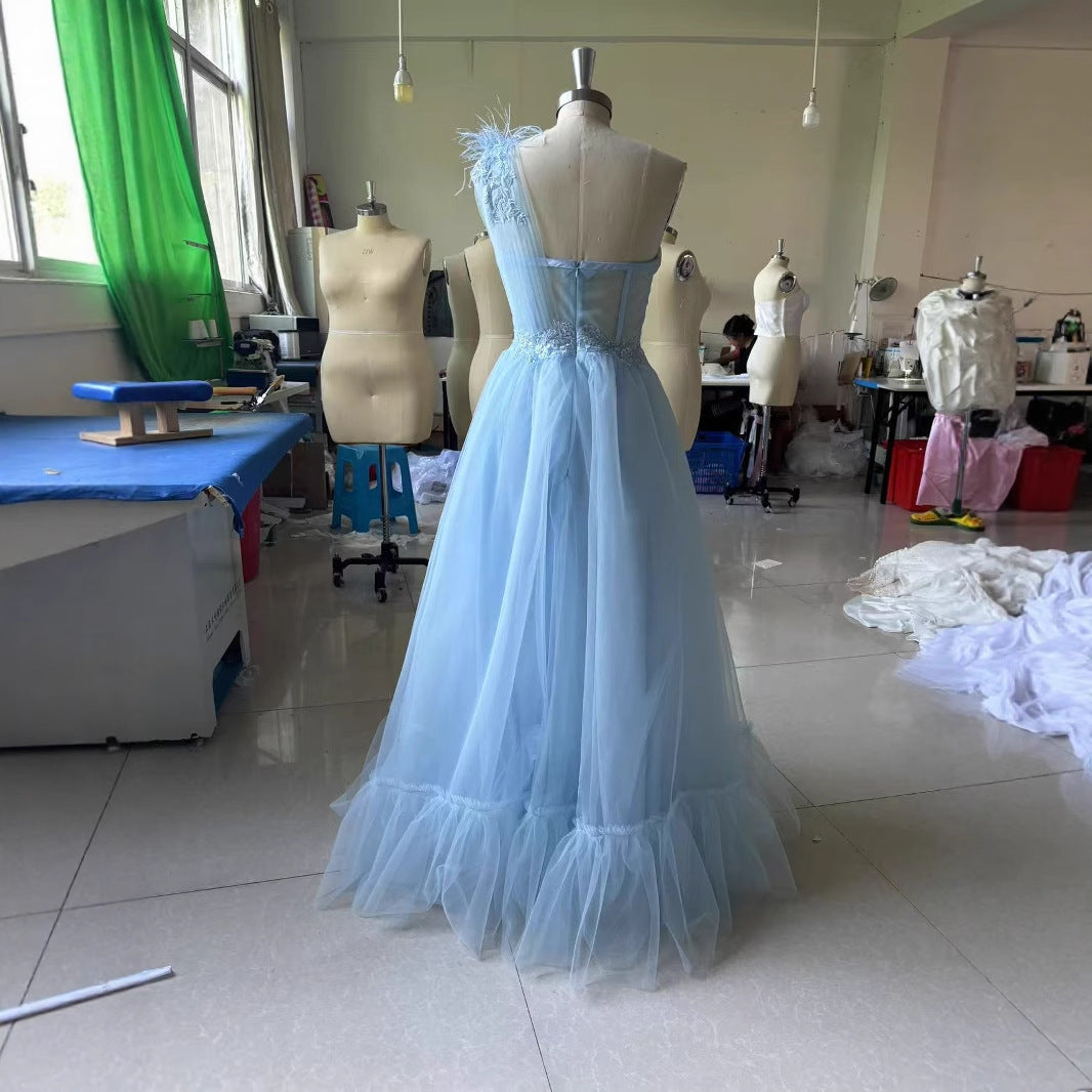 Robe de mariée à une épaule bleue