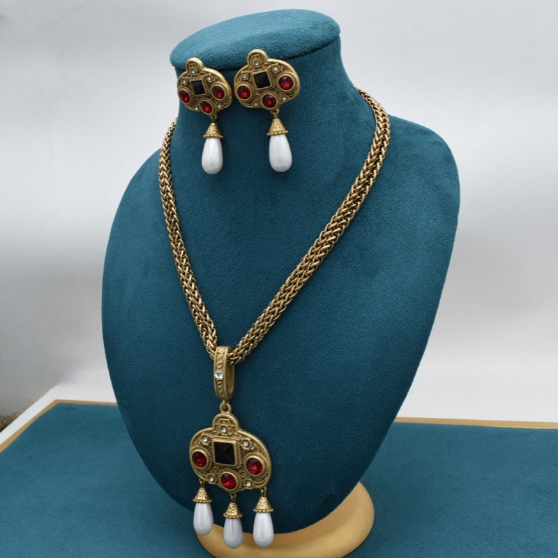 Stud d'oreille de collier de perles en verre incrusté