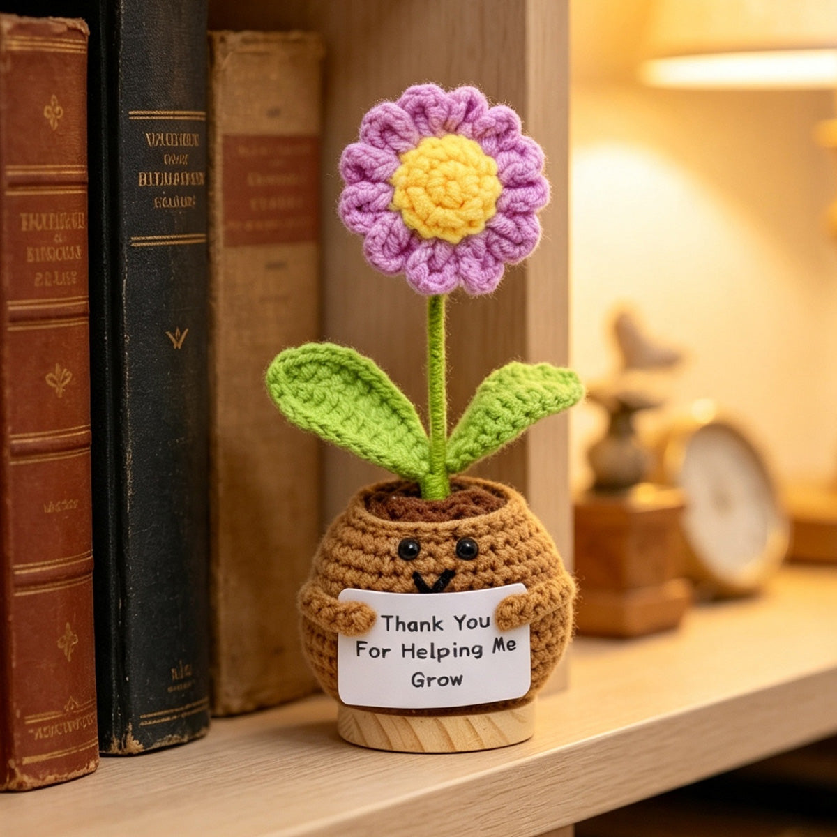 Crochet fait main sourire visage poté pourpre fleur ornement