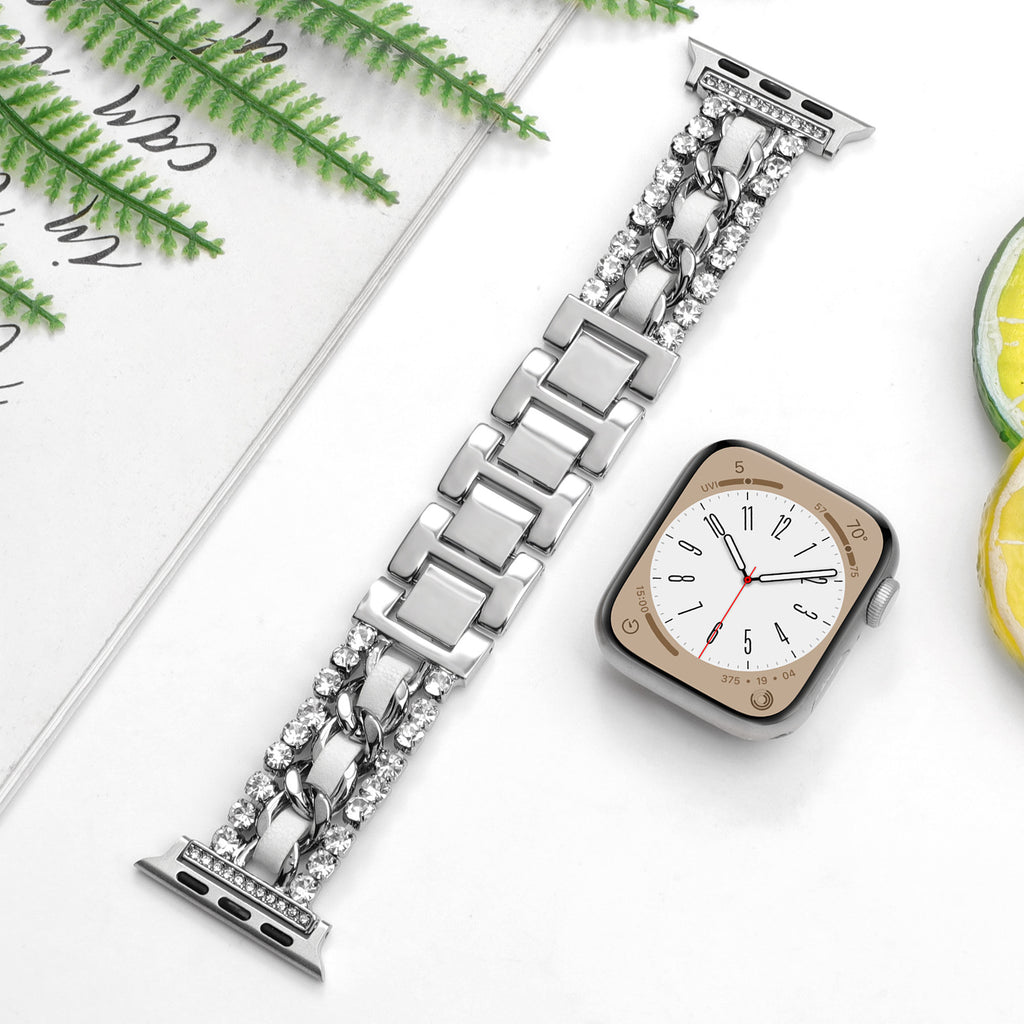 Bracelet en cuir de style Chanel avec éléments métalliques incrustés de diamants