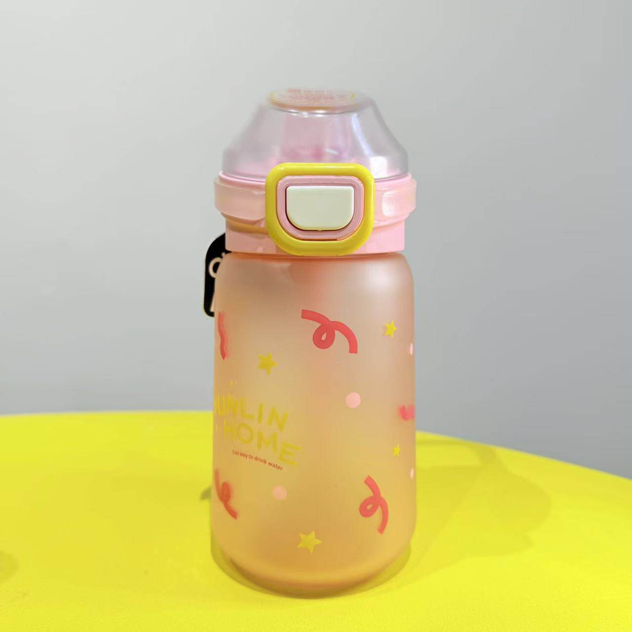 Coupe en plastique portable étanche à la paille
