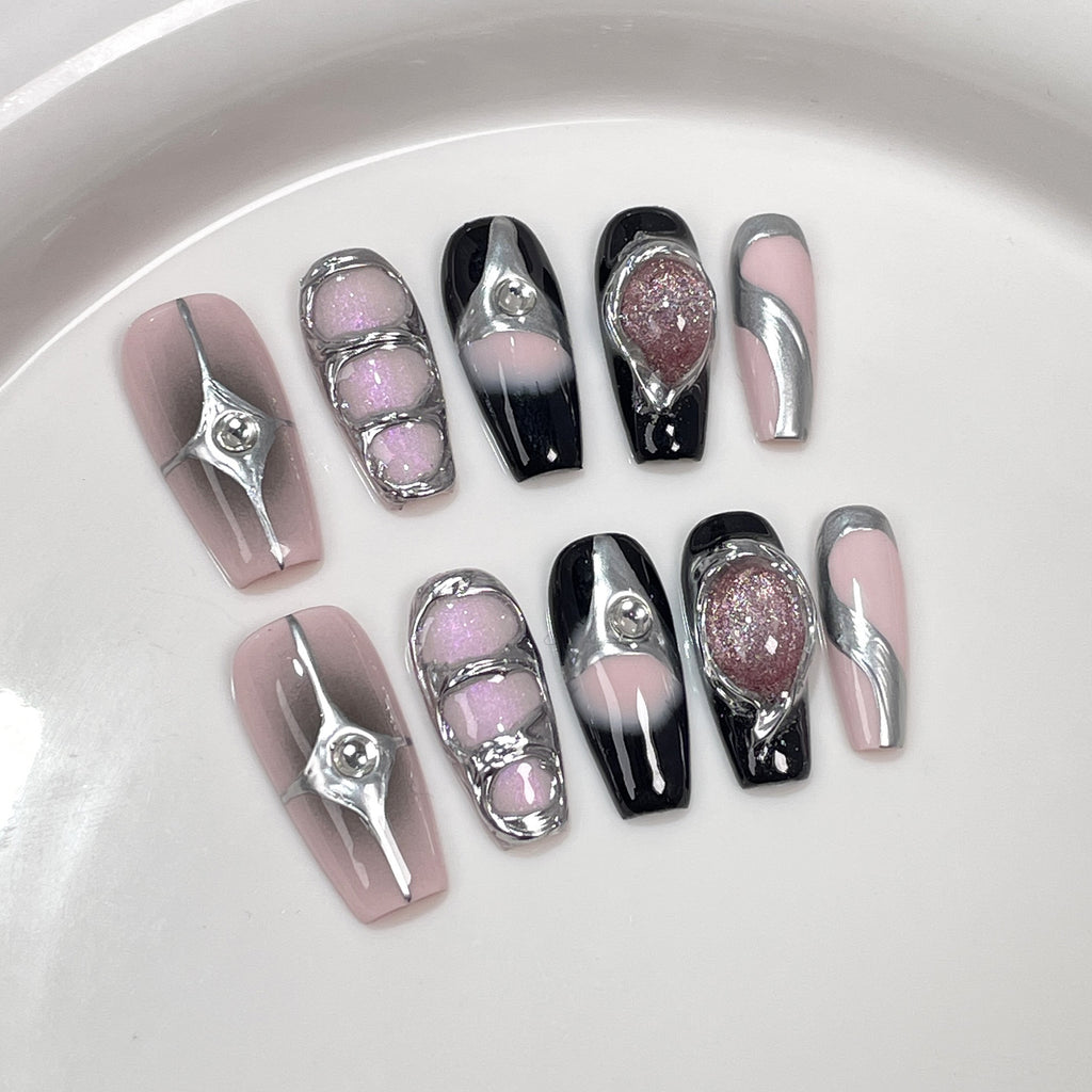 Conseils faits à la main pour les ongles de longueur moyenne