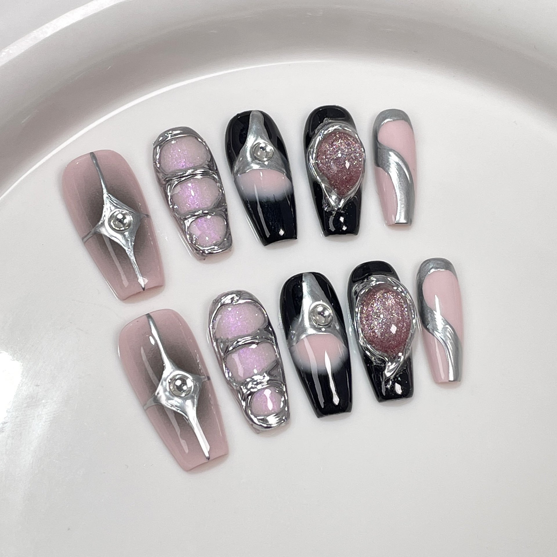 Conseils faits à la main pour les ongles de longueur moyenne