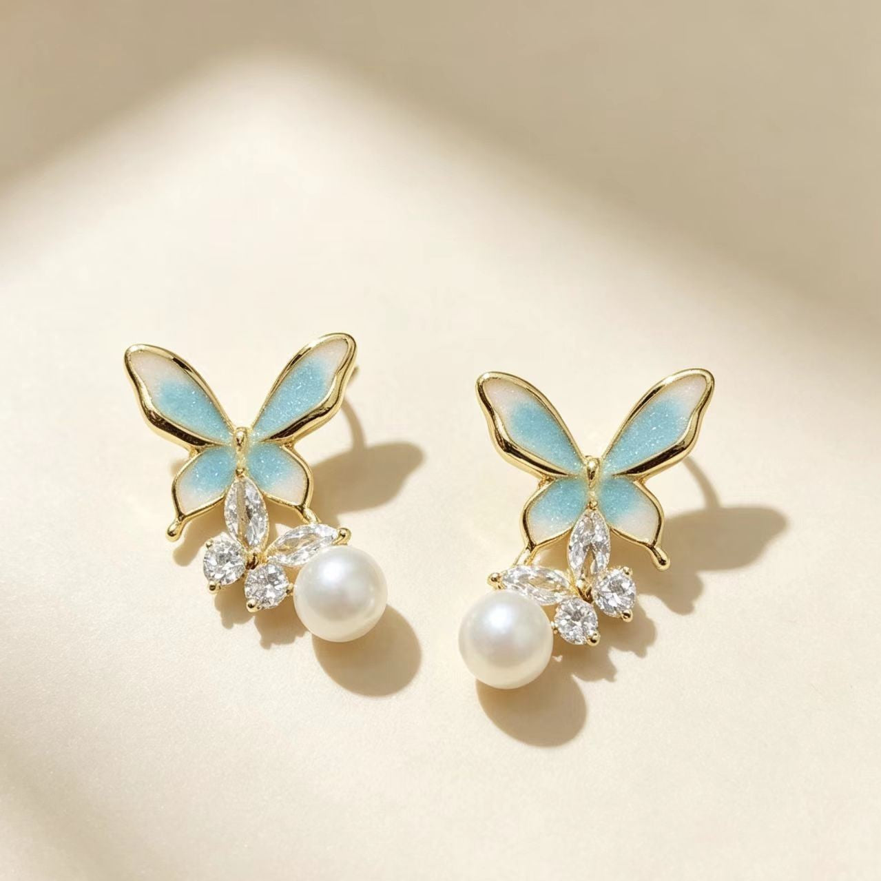 Boucles d'oreilles Élégantes à aiguilles en argent haut de gamme Pearl Butterfly