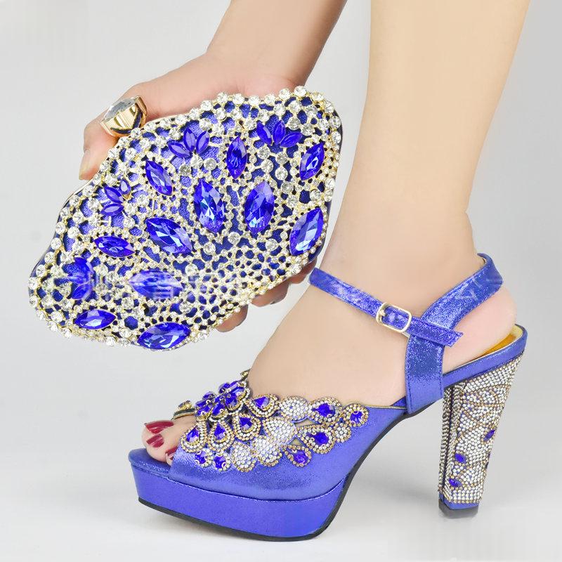 Sandales à talons hauts jumelées à un ensemble de sacs de soirée en forme de coquille en Strass