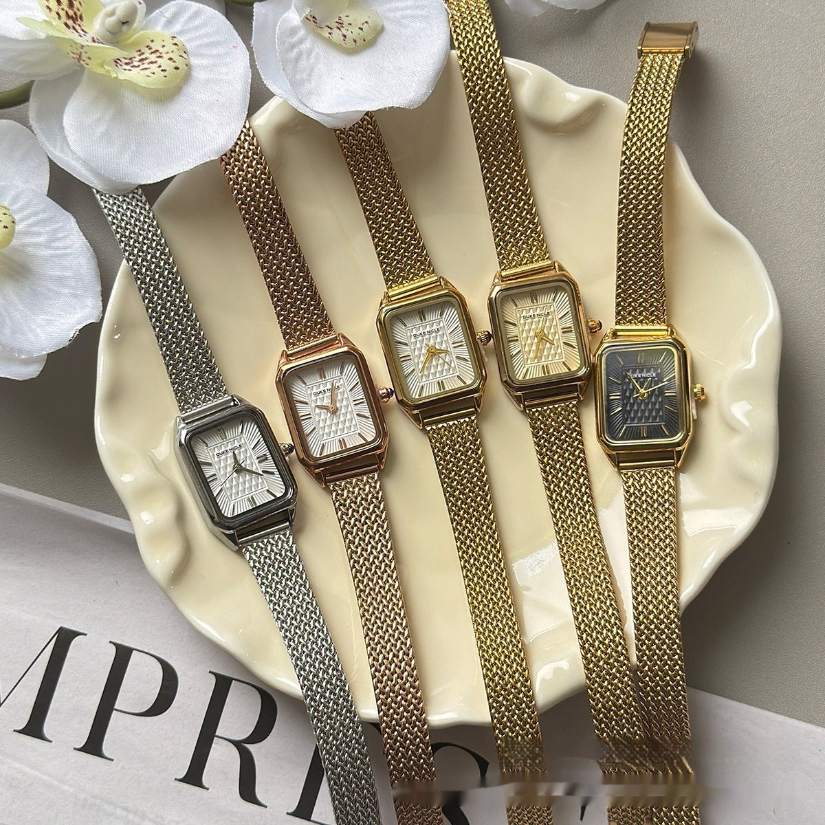 La montre haut de gamme polyvalente légère pour les femmes pour les étudiants en quête d'un D simple et compact