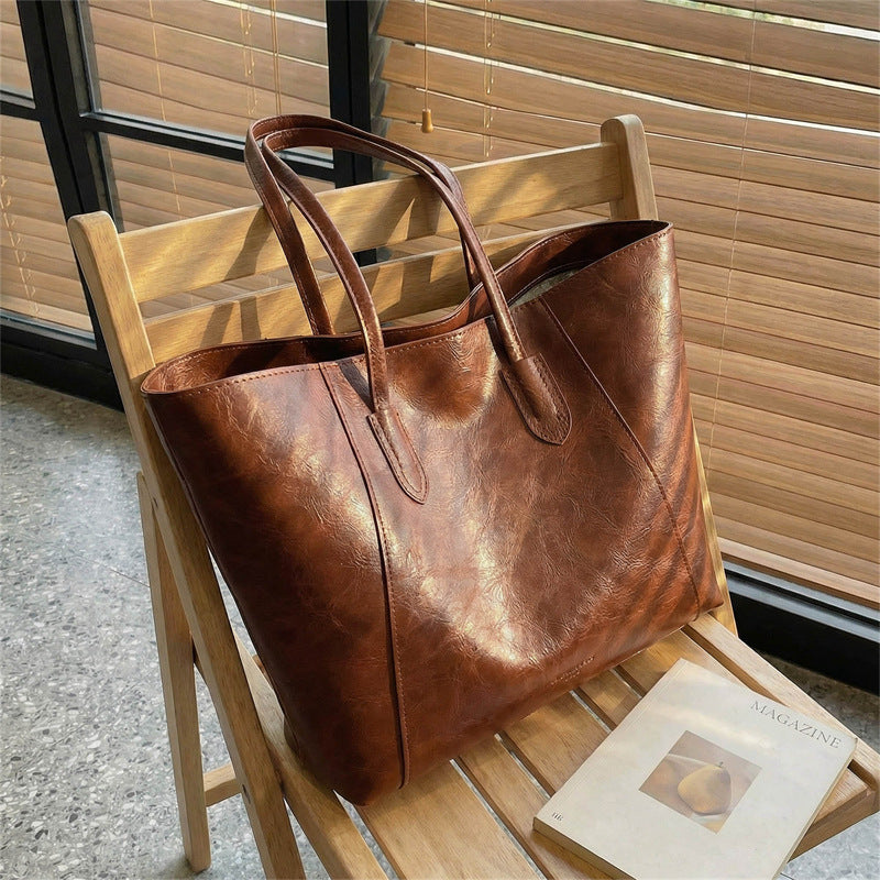 Versatile Commuter Sac à bandoulière cette année Tendance est le tote spacieux
