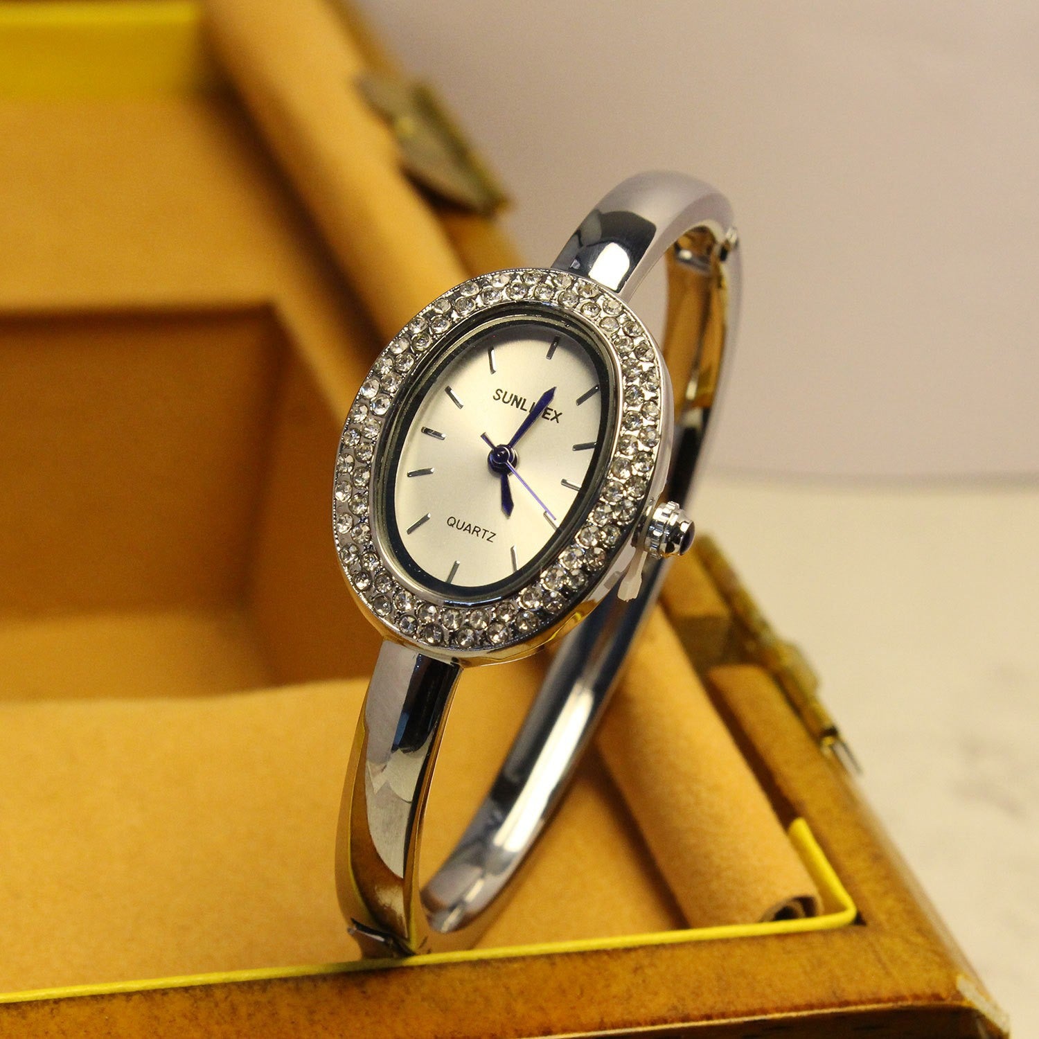 Lady's Rose Gold Diamond Lunette Luxury Niche design haut de gamme Oval bracelet montre