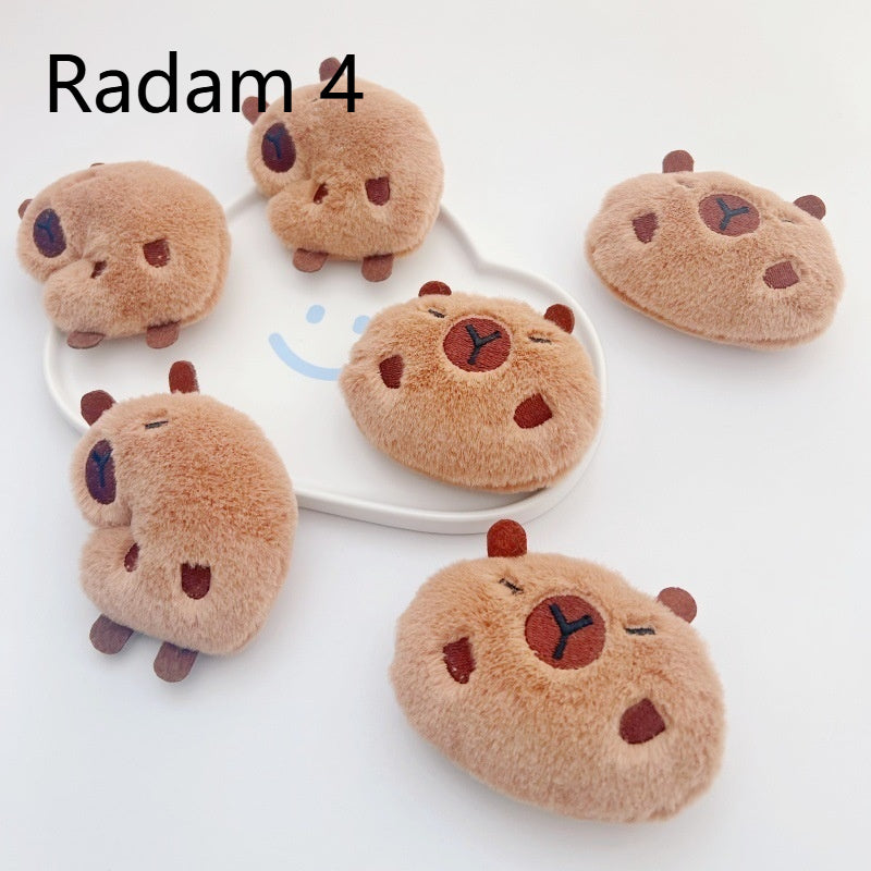 Cartoon Plush Capabala Figurine Poupée Brooch