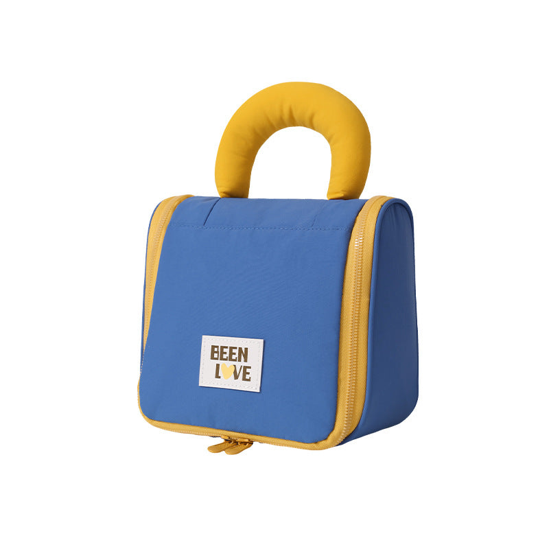 Laver un sac d'organisateur de maquillage de voyage