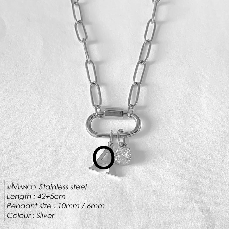 Collier lettre en acier au titane