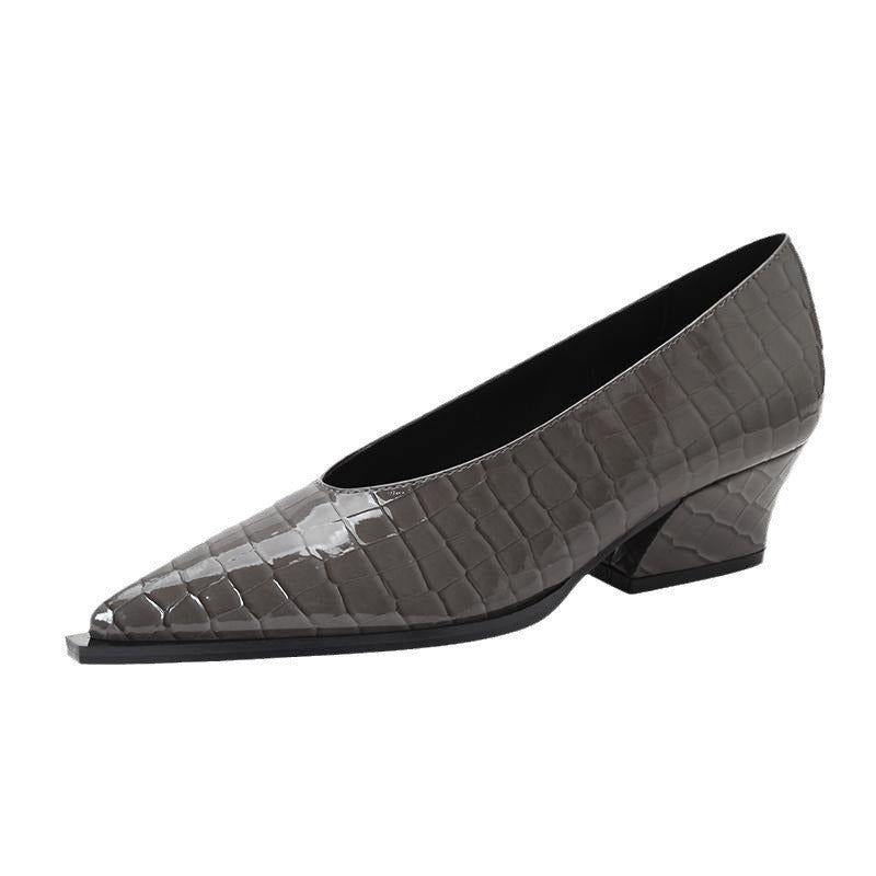 Chaussure en cuir verni pointue noir d'orteil V