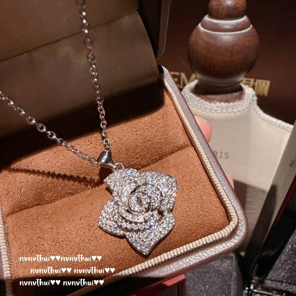 Couleur de brouillard Enchanteur Camellia Collier de pierre précieuses Riche Charmante Rose Zircon Boucles d'oreilles Bracel