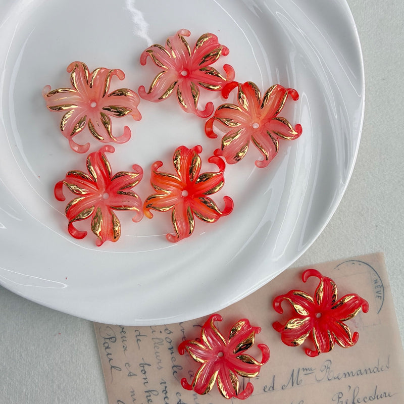 Charms de fleurs d'iris acrylique dorés à deux tons