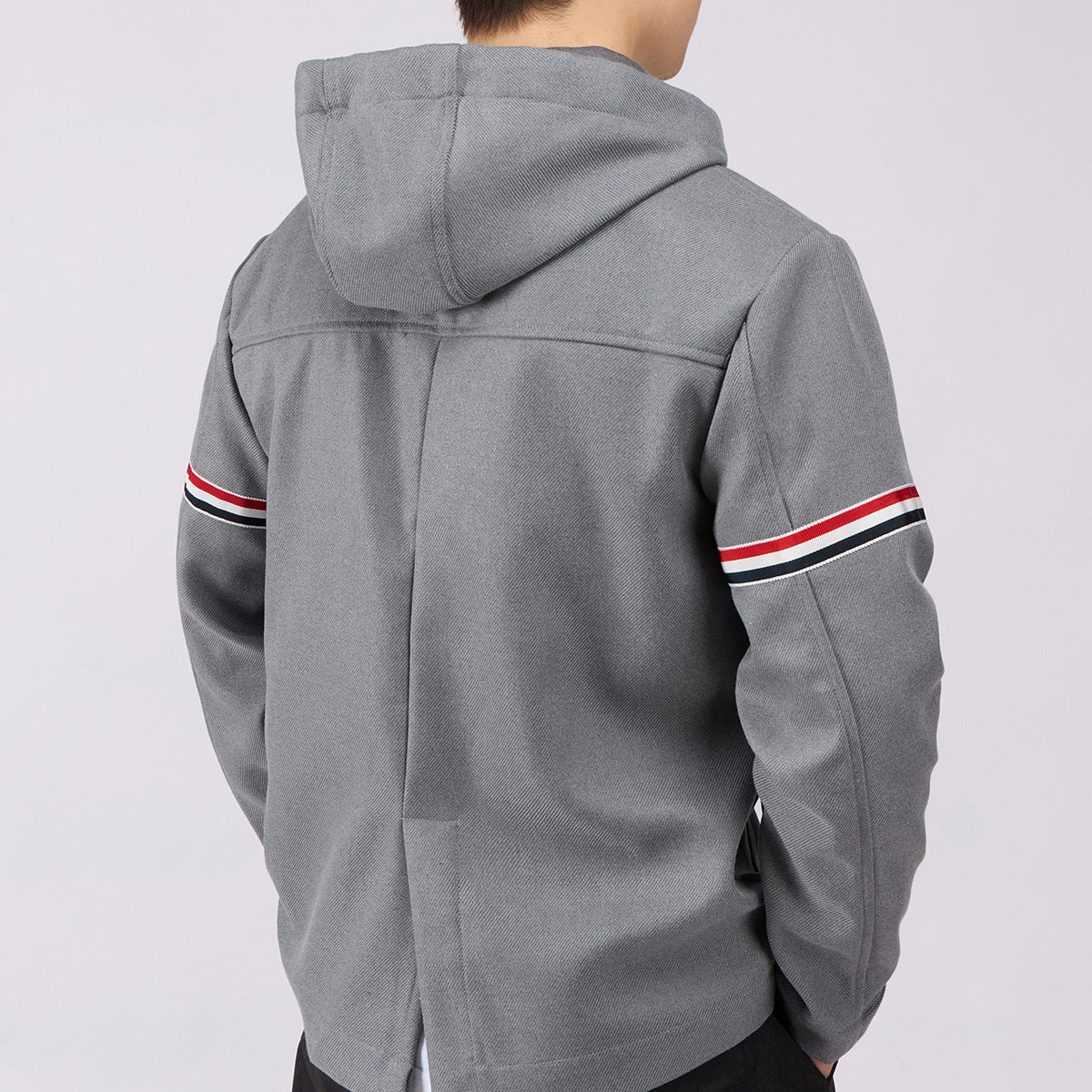 Mens gris printempsautomne manteau avec rouge et blanc rayures Webbing et plusieurs poches