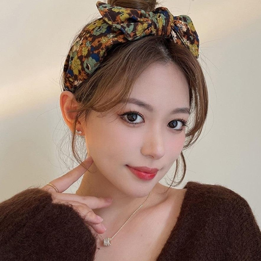 Simple bande de cheveux de tissu large bordé avec un motif imprimé et un noeud lié