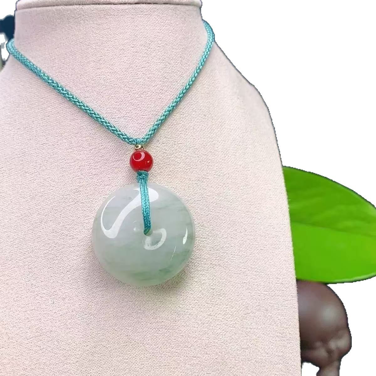 Natural Xinjiang Gold Silk Jade Tianshan Pendentif de paix vert avec chaîne