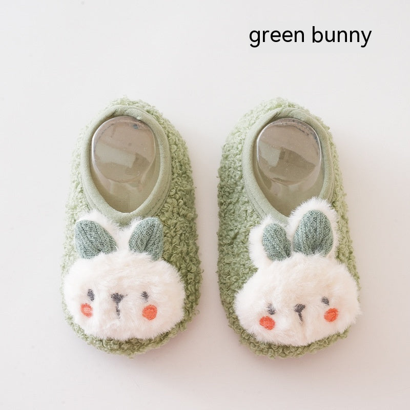 Le lapin mignon automne et les chaussettes de chambre d'hiver