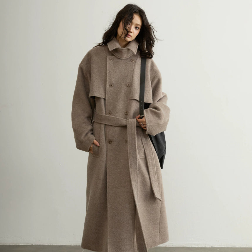 Retro-chic doux avoine-beige en laine ceinturée dans une longue silhouette