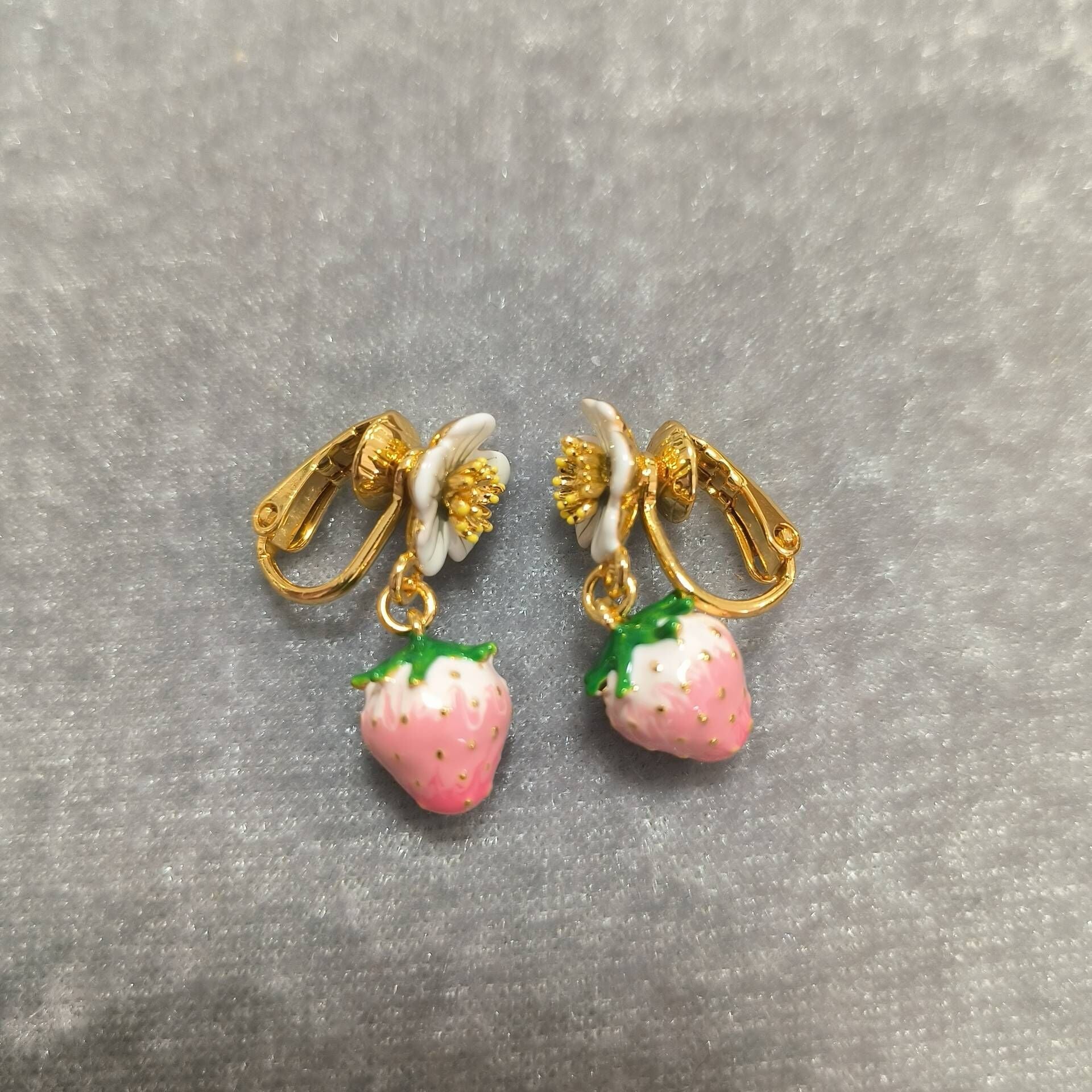Boucles d'oreilles en argent émail fraise pour femmes