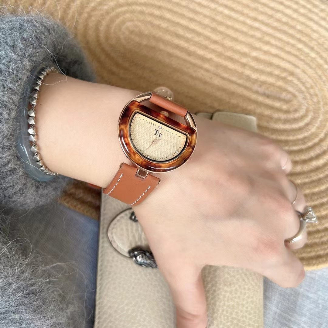 Montre haute de gamme rétro pour femmes avec un cadran demi-lune
