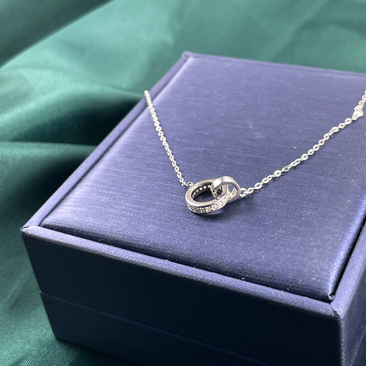 S925 Argent Sterling Interlocking Double anneau Collier en mousse 43cm Pave Design D Couleur
