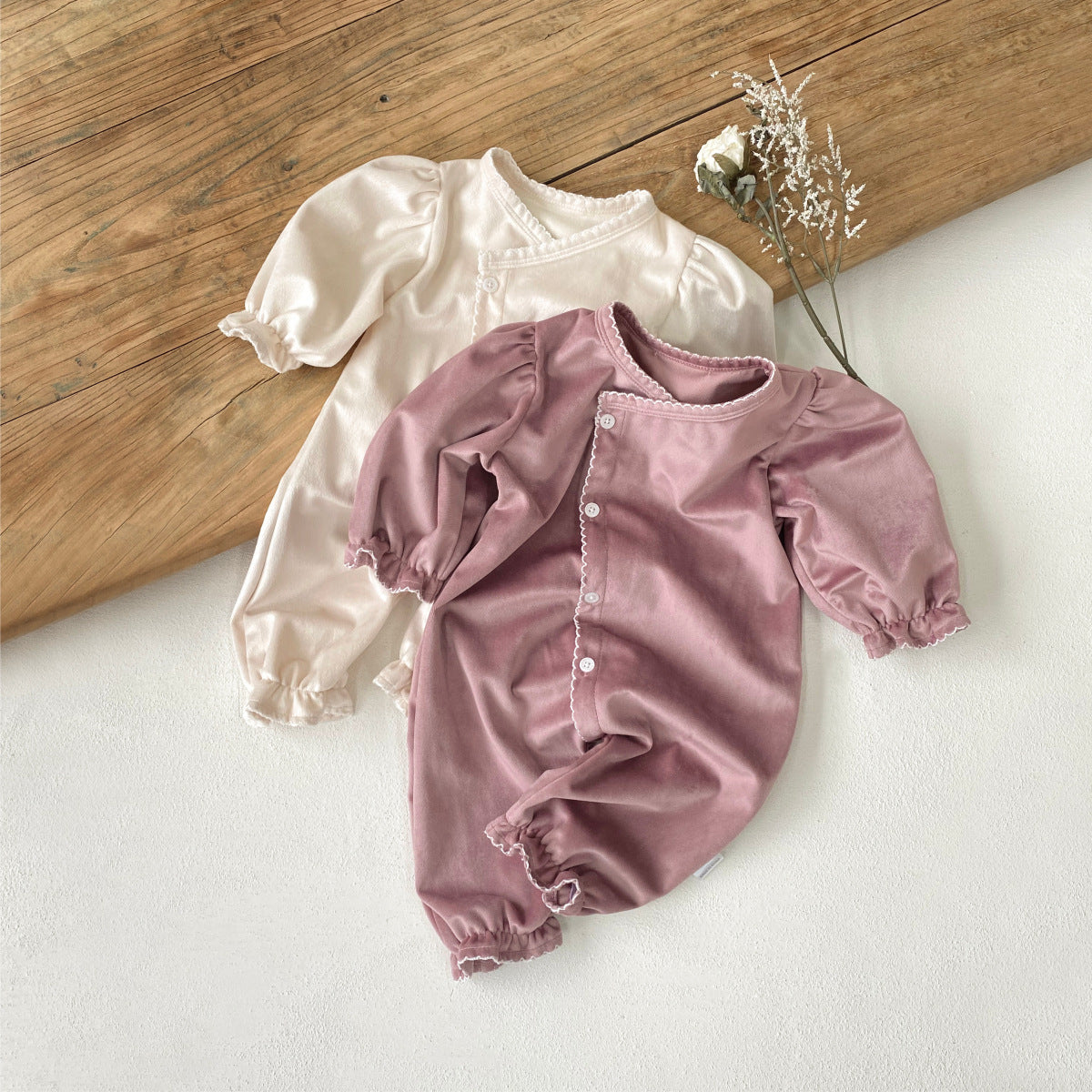 Romper en une seule pièce de style long avec une seule rangée de snaps pour bébés