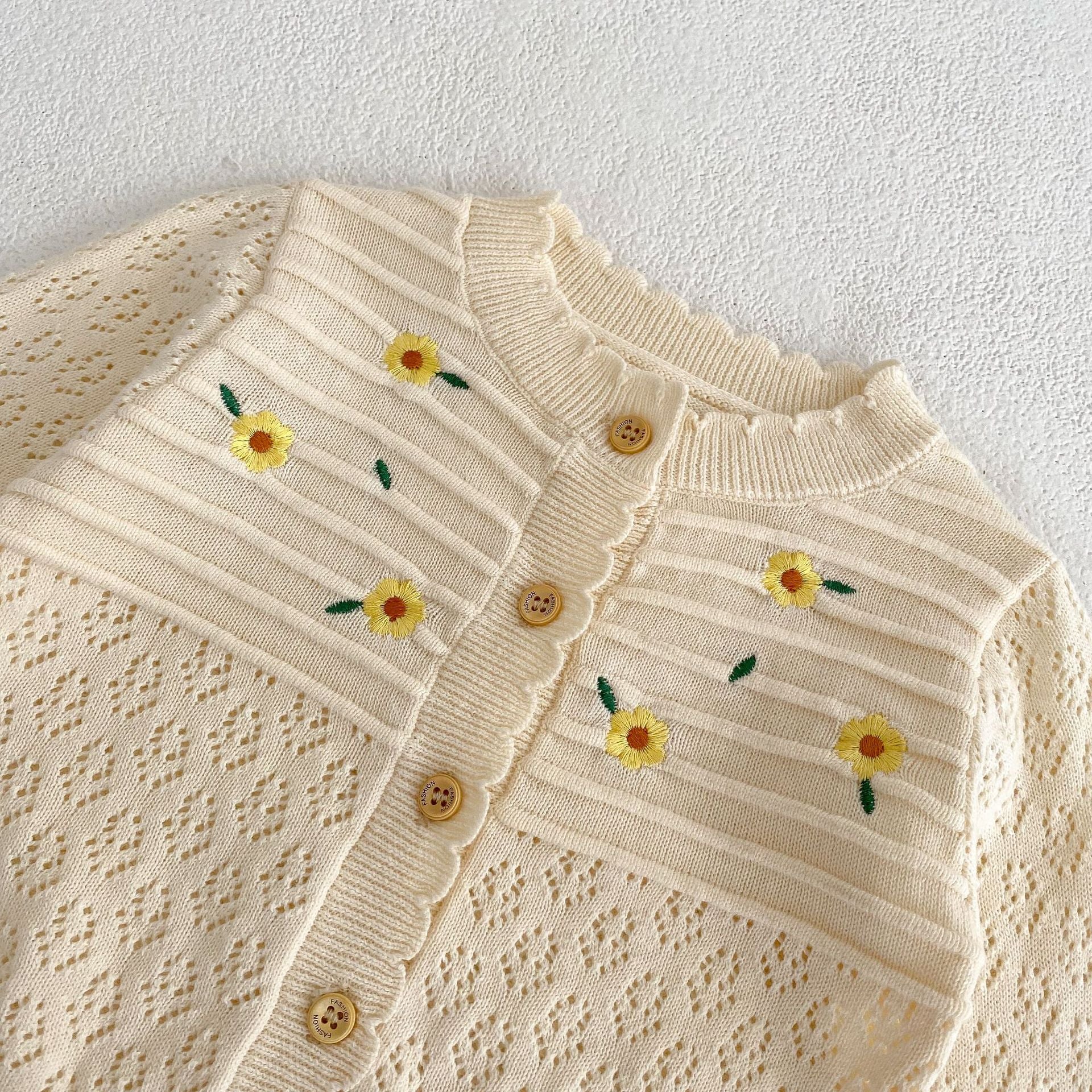 Fleur brodée Hollow Long Sleeve Protection du soleil Enrobage en tricot vide