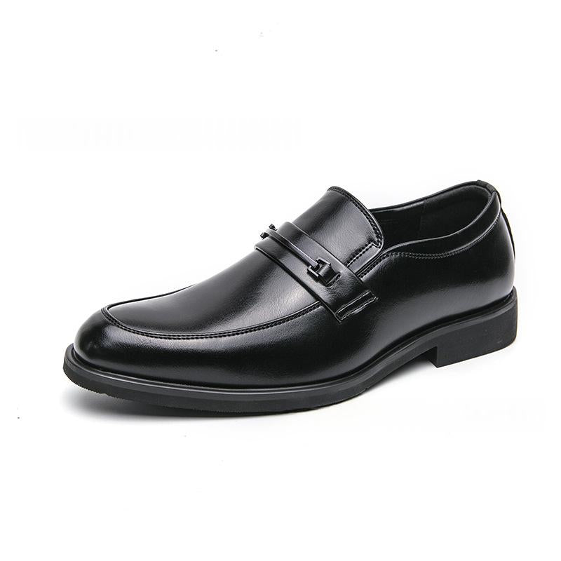 Chaussures en cuir pointues à l'arrivée au printemps