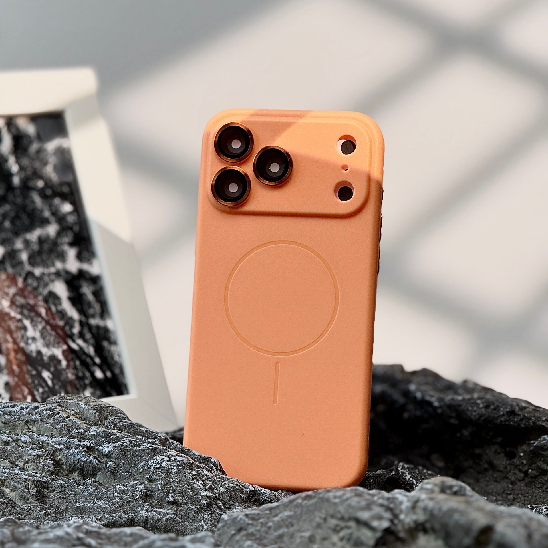 Skin Frosted Feeling Magnetic Suction Telephone Case Protecteur Lens All-inclusive Drop-resista