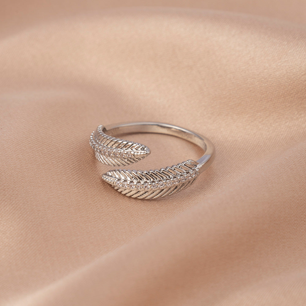 Anneau haut de gamme luxureux et clair avec Zirconia cubique dans une bande plate