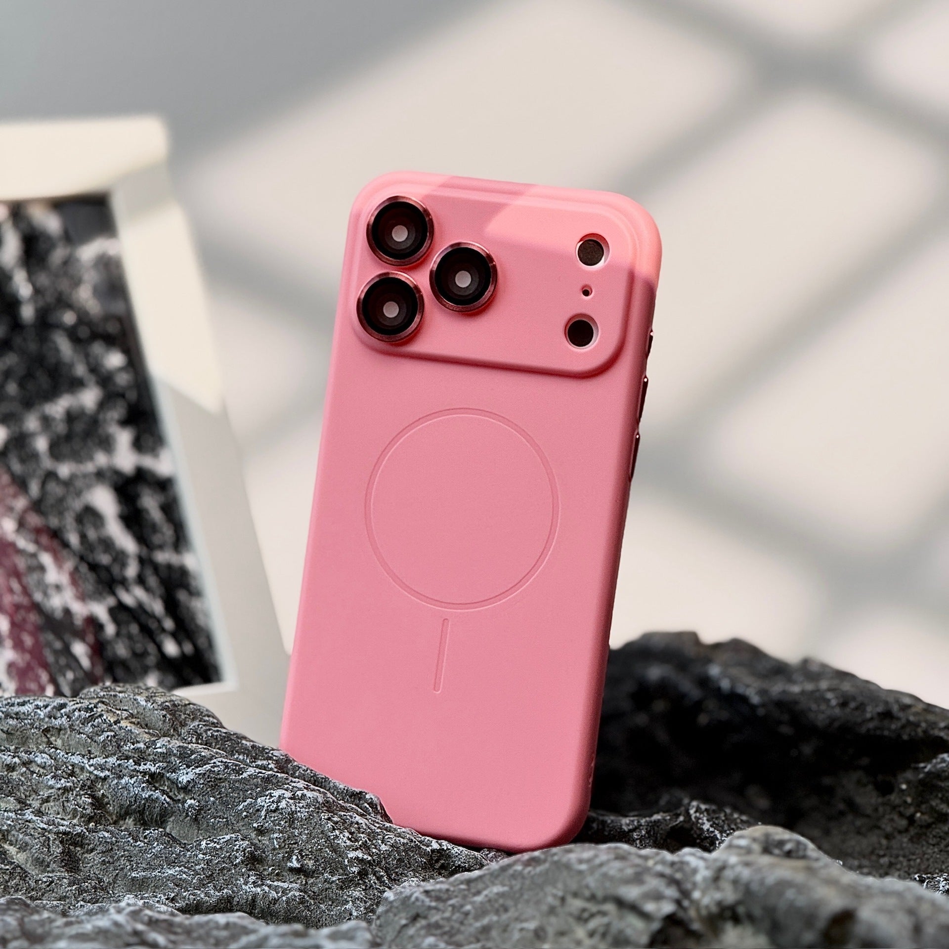 Skin Frosted Feeling Magnetic Suction Telephone Case Protecteur Lens All-inclusive Drop-resista