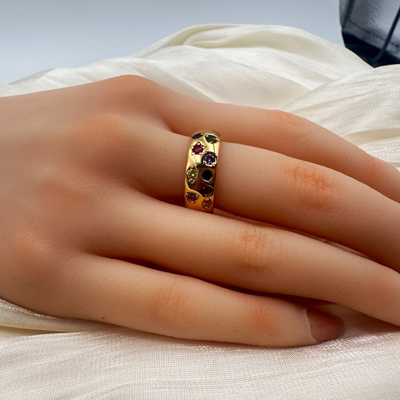 Anneau de femmes avec des zircons colorés