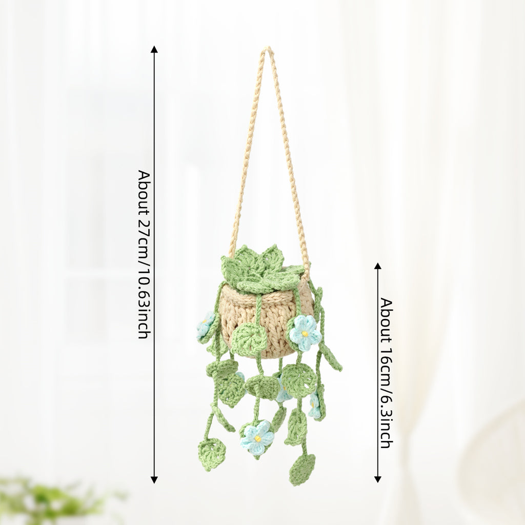 Crochet à la main suspendu ornement en pot avec feuilles vertes trailing et bleu pâle Blossoms