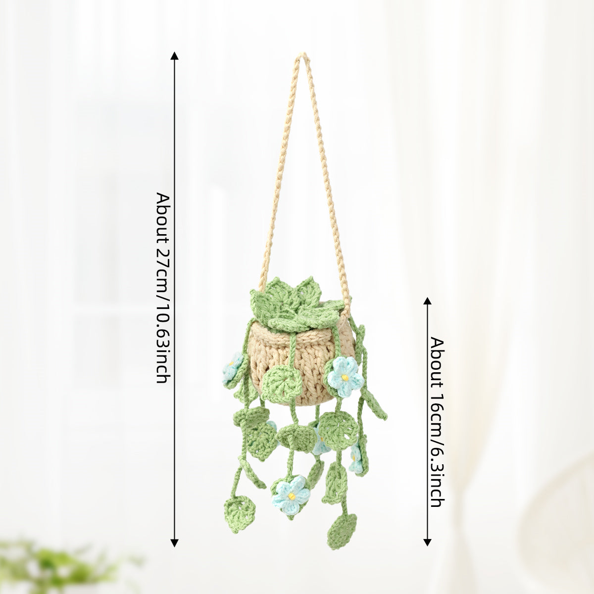 Crochet à la main suspendu ornement en pot avec feuilles vertes trailing et bleu pâle Blossoms