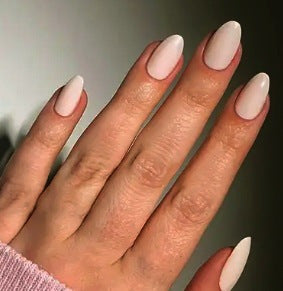 Les ongles artificiels en forme d'amandes longs de couleur solide pour femmes