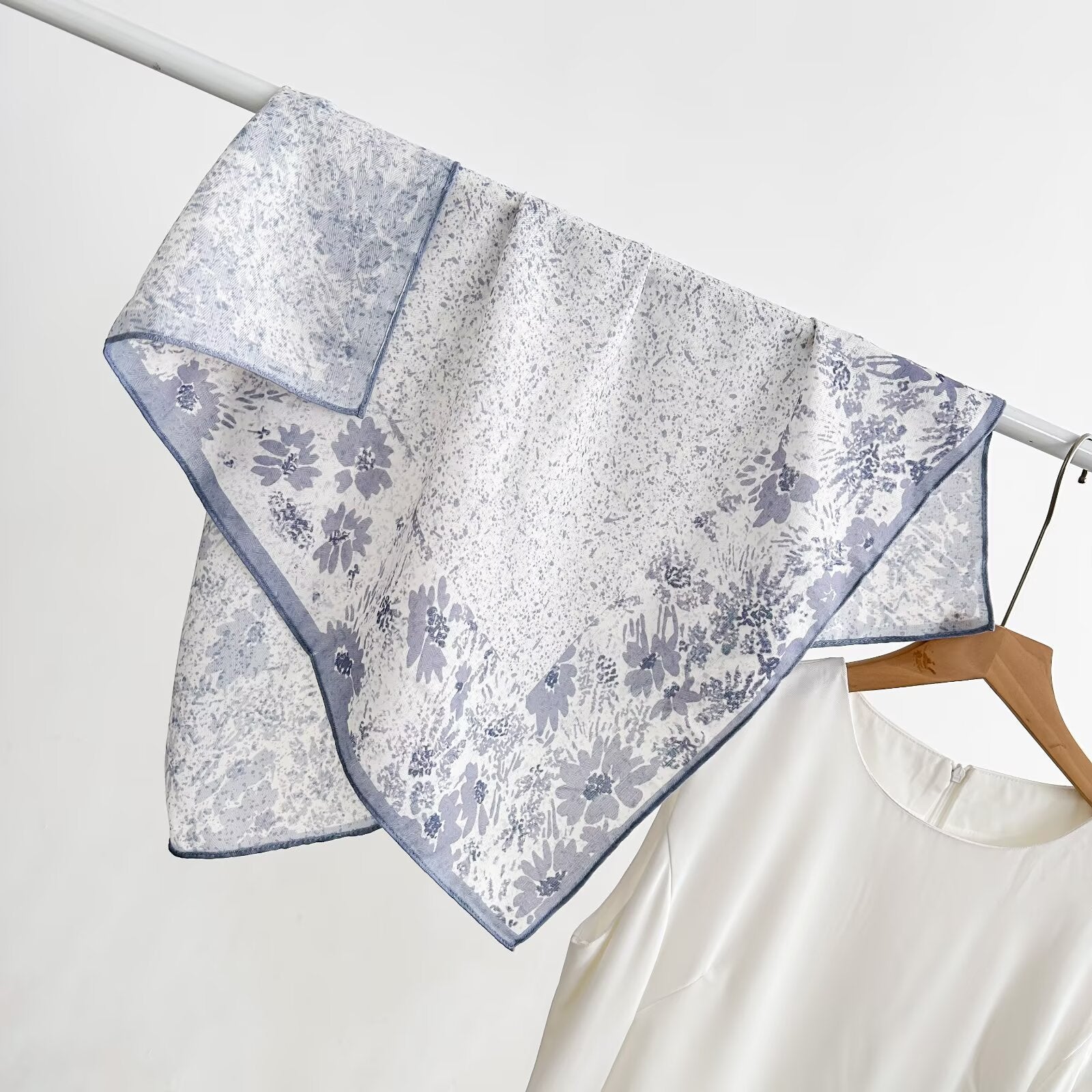 Vieille écharpe de cou pour femmes printemps et automne