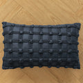 Canapé de style wabi noir et blanc avec une housse de coussin d'inspiration française légère