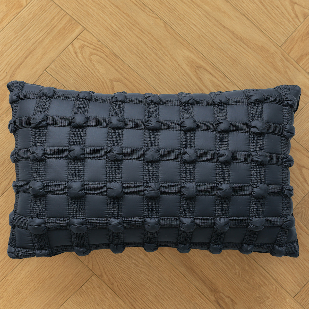 Canapé de style wabi noir et blanc avec une housse de coussin d'inspiration française légère